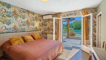 Une chambre à coucher avec un lit, une fenêtre et une vue sur l’extérieur.