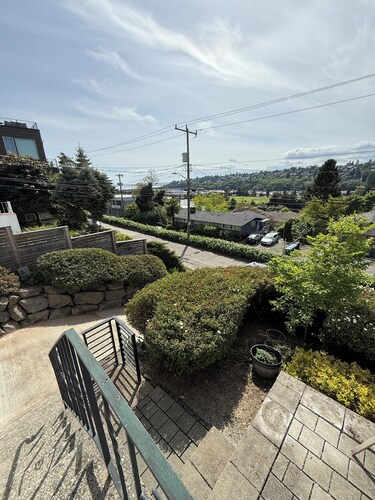 Queen Anne Hillside 3BR with AC and stunning sunny views.