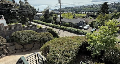 Queen Anne Hillside 3BR with AC and stunning sunny views.