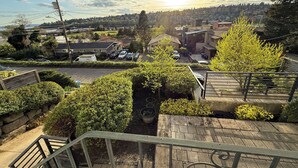 Ett bostadsområde med fri sikt över en gata, parkerade bilar och en byggnad med en väl synlig entré.