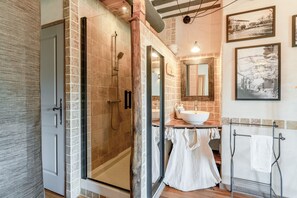 Shower, hair dryer, towels