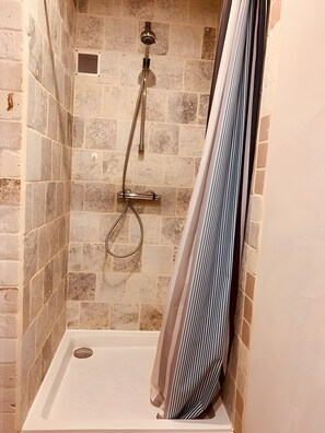 Een douche, een haardroger, handdoeken