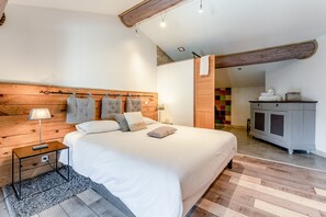 Tabla de planchar con plancha, wifi, ropa de cama
