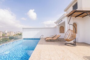 Outdoor pool - Vibrant Afro-Chic Retreat + Stylish 1BR in the Heart of Westlands + Café Onsite (Nairobi)