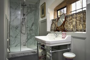 Shower, hair dryer - Morland Manor (Peterborough)