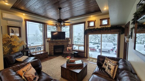 Hot tub, mtn views, massage chair, & steam shower!