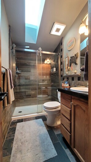 Shower, jetted tub, hair dryer, towels