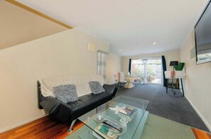 TV - Peace and Love 2 BDR Townhouse West Melbourne (West Melbourne)