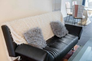 TV - Peace and Love 2 BDR Townhouse West Melbourne (West Melbourne)
