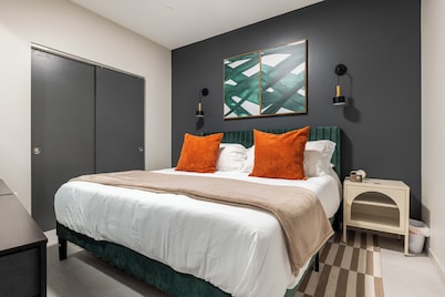 Downtown Retreat - King Bed - Full Kitchen - Gym - Walkable