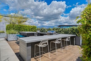 Outdoor dining - Sun-drenched, chef's kitchen, and beautifully collected, Arts District loft (Los Angeles)
