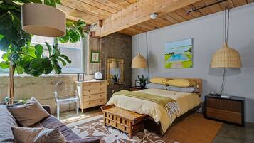 2 bedrooms, iron/ironing board, internet, bed sheets