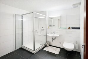 Douche, sèche-cheveux, serviettes fournies, savon