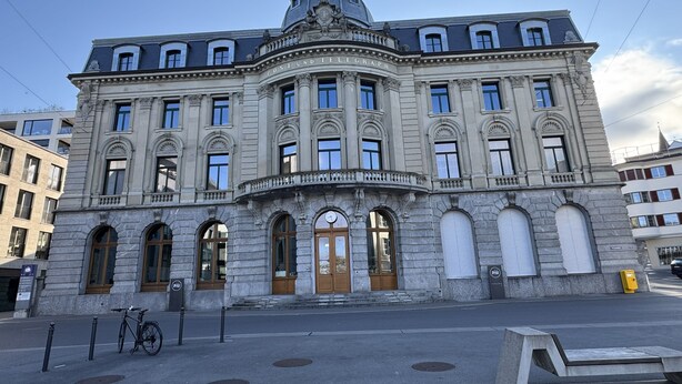 Un edificio histórico de estilo arquitectónico clásico, con una cúpula destacada y una serie de ventanas arqueadas.