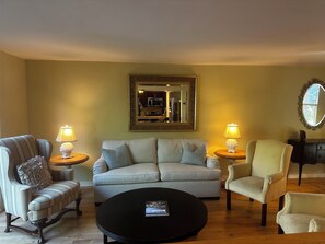 Living area - Beautiful 2-bedroom, 2 bathroom villa in South Forest Beach. Hilton Head Island (Hilton Head Island)