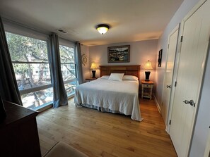 Tabla de planchar con plancha, wifi, ropa de cama