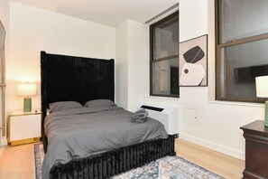 Room - Sleek 2BR Oasis in NYC Financial District (New York)