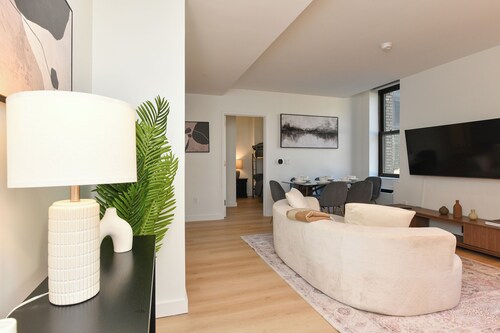 Sleek 2BR Oasis in NYC Financial District