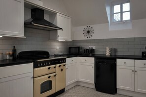 Dishwasher, cookware/dishes/utensils - The Lady Rothschild Stables (Peterborough)