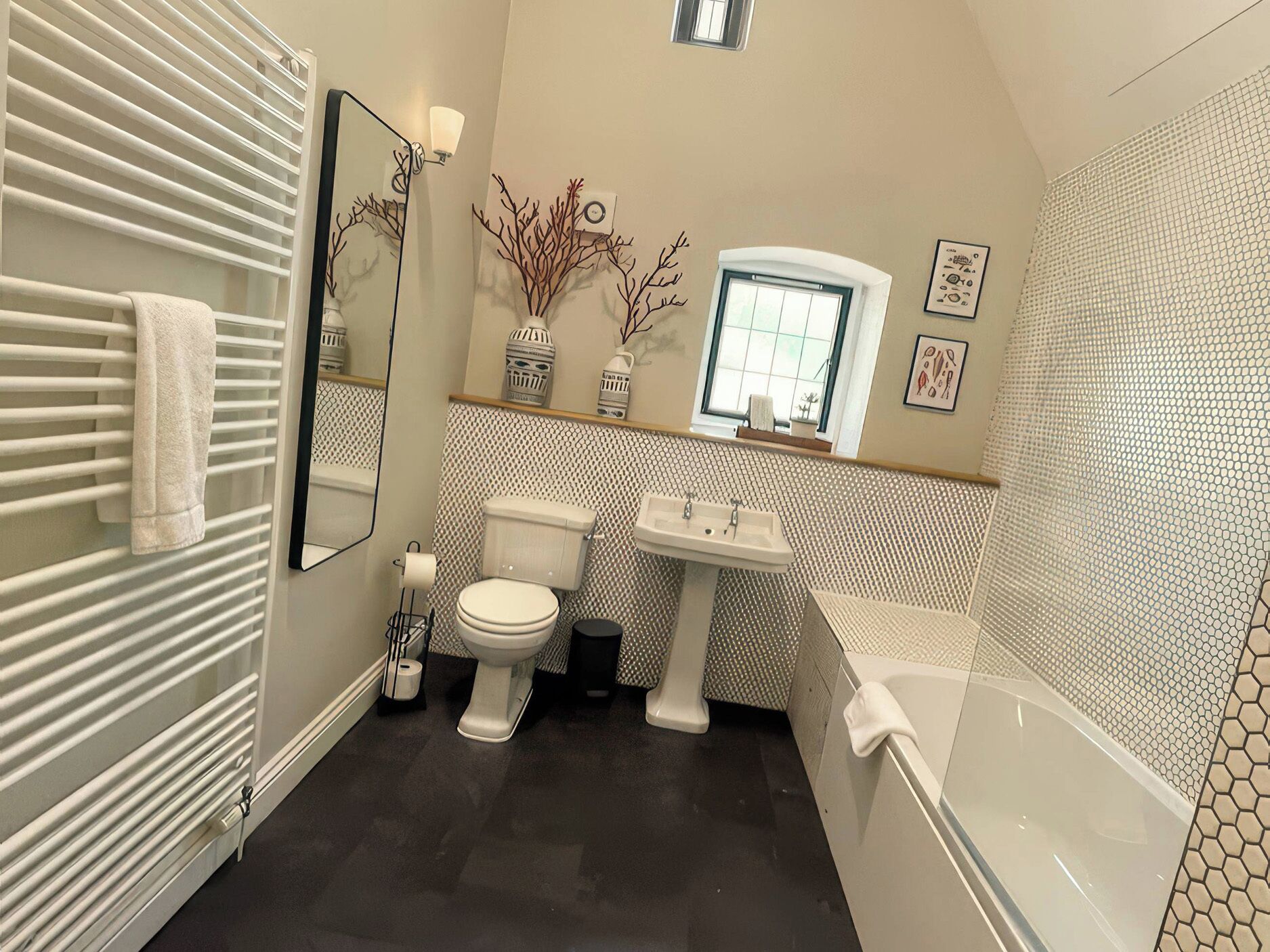 Une salle de bain avec des toilettes, un lavabo et une baignoire.