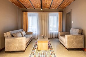 Superior Triple Room, City View | Living area
