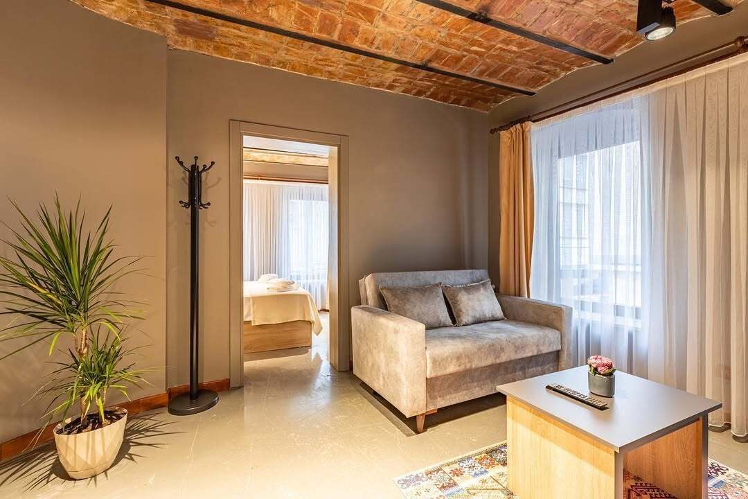Superior Triple Room, City View | Living area
