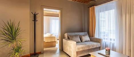 Superior Triple Room, City View | Living area
