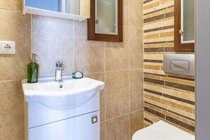Superior-Dreibettzimmer, Stadtblick | Badezimmer | Haartrockner, Hausschuhe, Handtücher, Seife