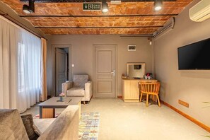 Superior-Dreibettzimmer, Stadtblick | Wohnbereich