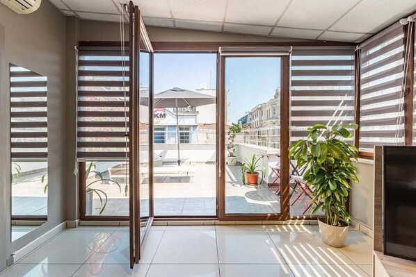 Premium Triple Room | Iron/ironing board, free WiFi