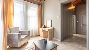 A modern living room with a sofa, a desk, and a coffee table. - Bdıno boutıque hotel (Istanbul)