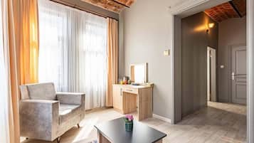 Habitación triple superior, vista a la ciudad | Interior