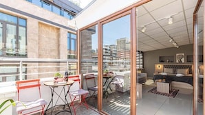 A modern apartment with a balcony, a dining area, and a living room with a sofa and a bed. - Bdıno boutıque hotel (Istanbul)