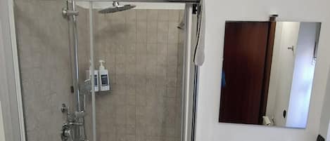 Douche, séchoir à cheveux, bidet, serviettes fournies