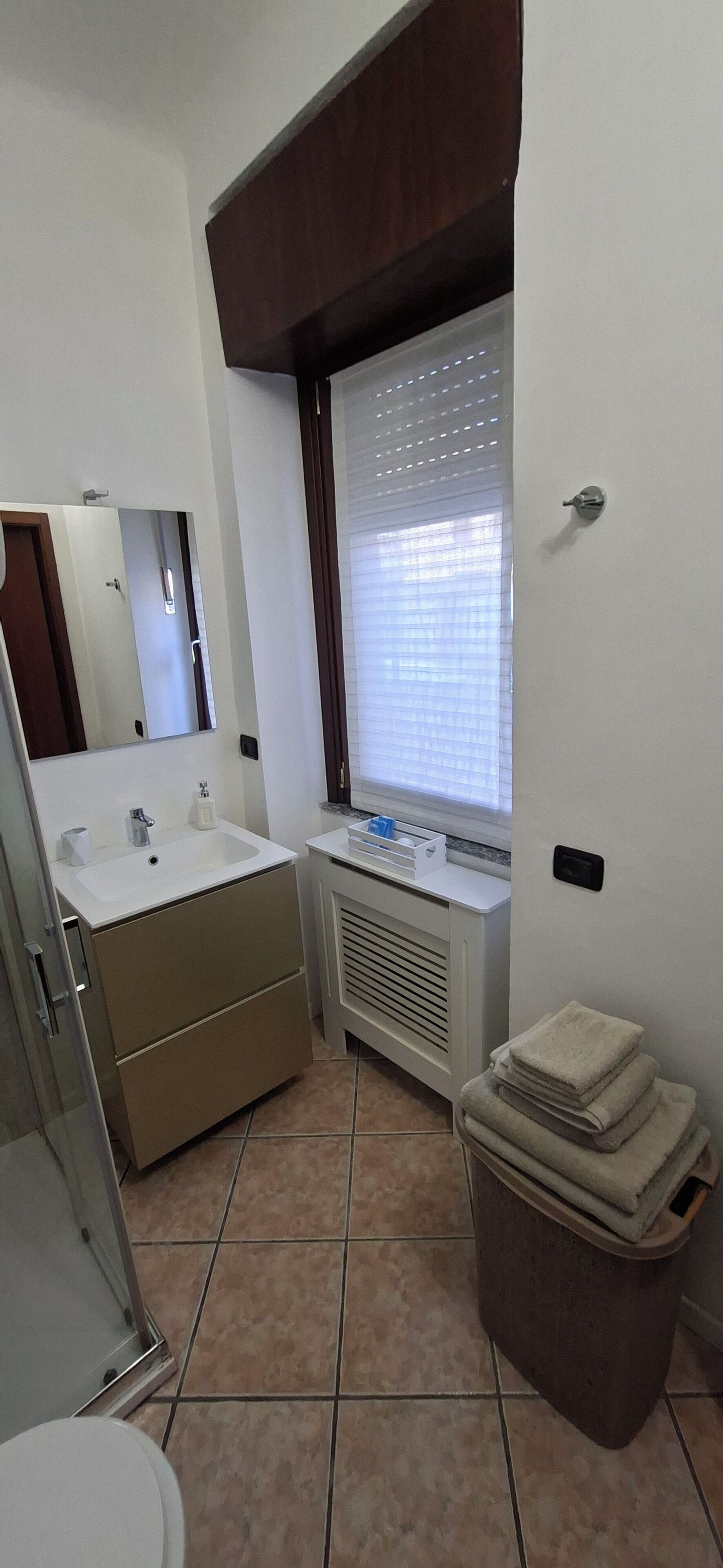Douche, sèche-cheveux, bidet, serviettes fournies