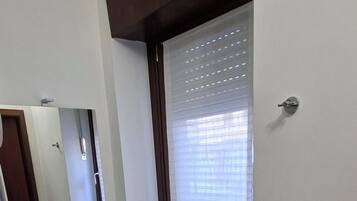 Douche, sèche-cheveux, bidet, serviettes fournies