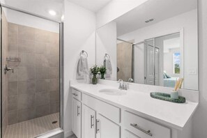 Shower, hair dryer, towels - Wellen Golf 3-Bed, 2-Bath Condo (Venice)