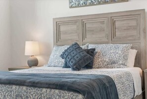 Desk, iron/ironing board, WiFi, bed sheets - Wellen Golf 3-Bed, 2-Bath Condo (Venice)