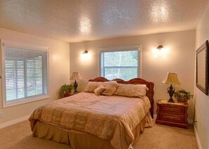 Desk, iron/ironing board, WiFi, bed sheets - Elegant 4 Bedroom home in Pinetop (Navajo County)