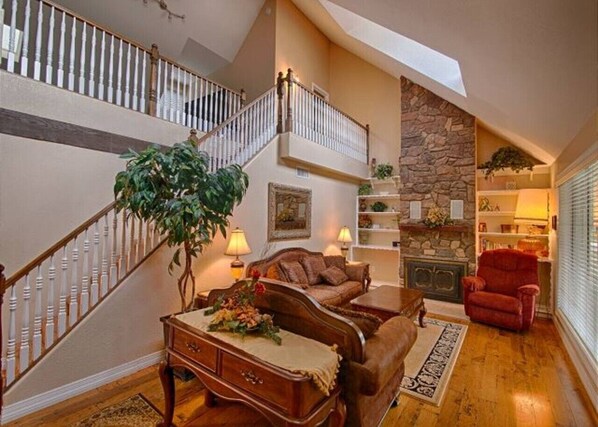 Fireplace - Elegant 4 Bedroom home in Pinetop (Navajo County)