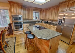 Coffee/tea maker, fridge, microwave, oven - Elegant 4 Bedroom home in Pinetop (Navajo County)