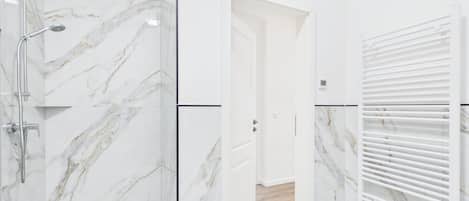 Dusche, Handtücher, Seife, Toilettenpapier