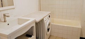 Bathroom - Vrbo Property (Villeurbanne)