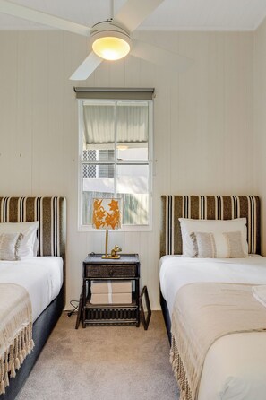Tabla de planchar con plancha, wifi gratis y ropa de cama 