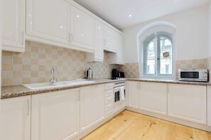 Fridge, microwave, oven, stovetop - Brilliantly Located 1BD Flat by Piccadilly Circus (Greater London)