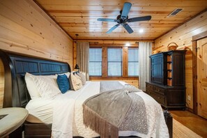 Iron/ironing board, WiFi, bed sheets - Private & Secluded | Hot Tub | Game Room | BBQ (Broken Bow)