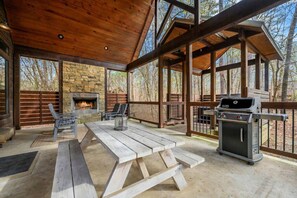 Outdoor dining - Private & Secluded | Hot Tub | Game Room | BBQ (Broken Bow)