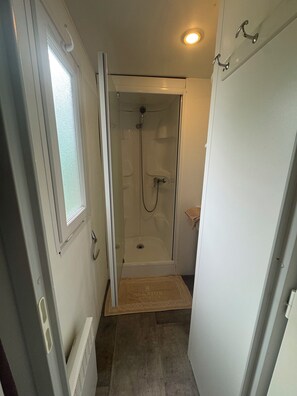Shower, soap, toilet paper - Mobilhome 8 pers. Vineyard view near river peyroche Ruoms &Vallon-Pont-d'Arc (Labeaume)