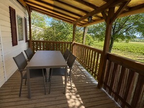Outdoor dining - Mobilhome 8 pers. Vineyard view near river peyroche Ruoms &Vallon-Pont-d'Arc (Labeaume)