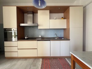 Eine moderne Küche mit integrierten Geräten, einer Kochinsel und einem Schrank über der Spüle.